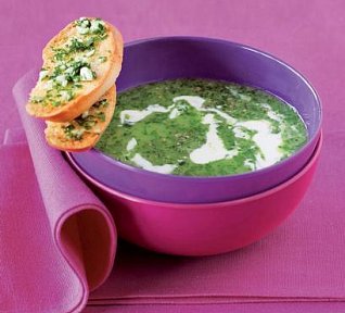 Polévka z mangoldu s plísňovým sýrem