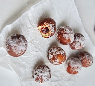 Mini koblížky s jahodovou marmeládou