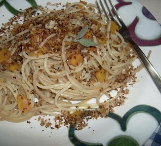 Těstoviny s dýní a opraženým chlebem