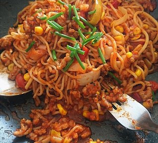 Špagety se zeleninovou omáčkou a mletým masem