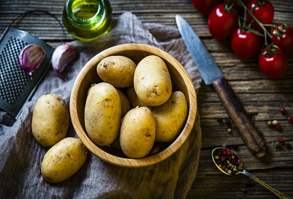 Čevapčiči s brambory a žampiony na grilu
