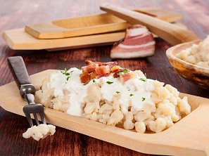 Tvarůžkové halušky s dokřupava opečenou haluškovou slaninou