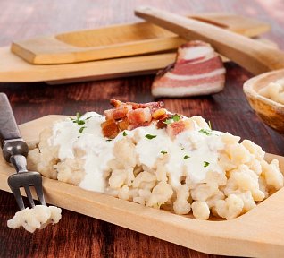 Tvarůžkové halušky s dokřupava opečenou haluškovou slaninou