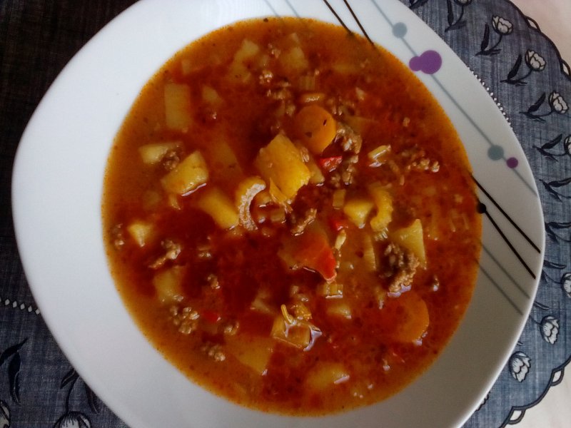 Gulášová polévka s mletým masem a zeleninou