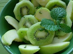 Salát z kiwi a zelených jablek