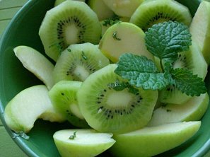 Salát z kiwi a zelených jablek Salát z kiwi a zelených jablek