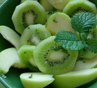 Salát z kiwi a zelených jablek