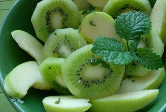 Salát z kiwi a zelených jablek photo-0