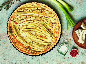 Quiche s jarními cibulkami, modřenínem a tymiánem Quiche s jarními cibulkami, modřenínem a tymiánem