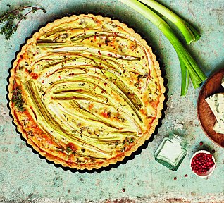 Quiche s jarními cibulkami, modřenínem a tymiánem