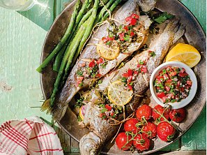 Pstruzi s bylinkami, citrony a salsou