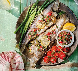 Pstruzi s bylinkami, citrony a salsou