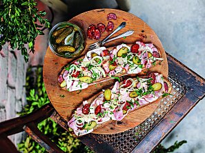 Uzenářský maxichleba s cibulovým salátem