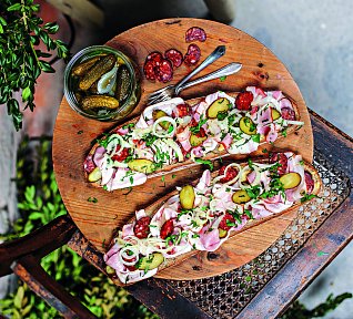 Uzenářský maxichleba s cibulovým salátem