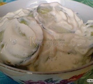 Okurkový salát s kysanou smetanou a česnekem