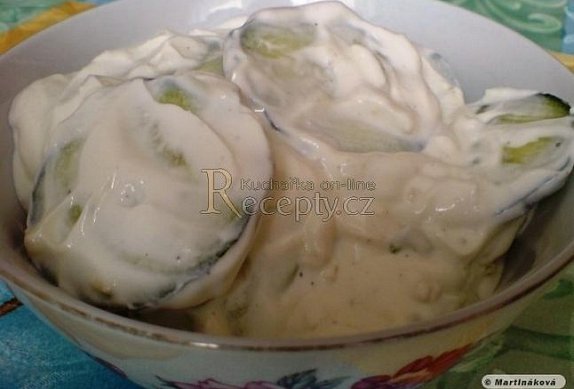 Okurkový salát s kysanou smetanou a česnekem photo-0