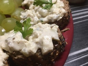 Veganská vajíčková pomazánka Veganská vajíčková pomazánka