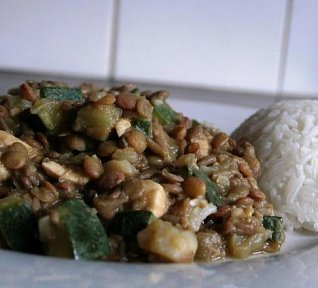 Pikantní čočka s kuřecím masem