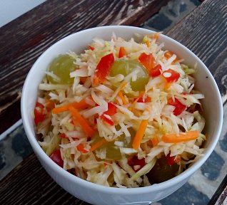 Zelný salát nejen s hroznovým vínem