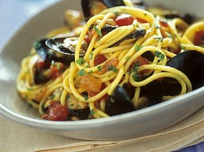 Spaghetti cozze e capperi con pomodorini Spaghetti cozze e capperi con pomodorini
