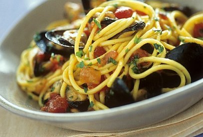 Spaghetti cozze e capperi con pomodorini