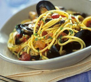 Spaghetti cozze e capperi con pomodorini