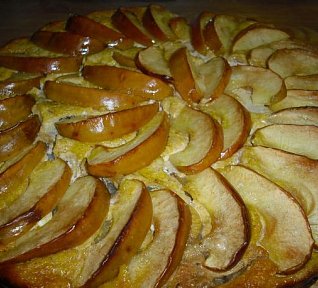 Jablkový koláč se zakysanou smetanou