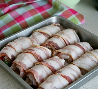 Plněné kuřecí rolky ve slanině Plněné kuřecí rolky ve slanině