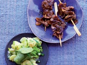 Hovězí špízy s bramborovým salátem