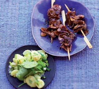 Hovězí špízy s bramborovým salátem