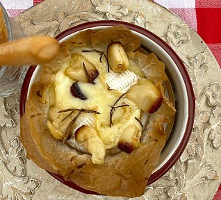 Rozpečený camembert s česnekem