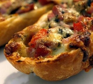 Pečená francouzská bageta plněná kuřecím salátem