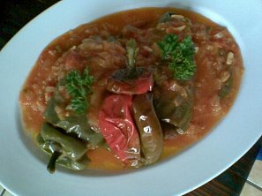 Vinná klobása v paprice na cibuli a rajčatech