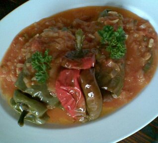 Vinná klobása v paprice na cibuli a rajčatech