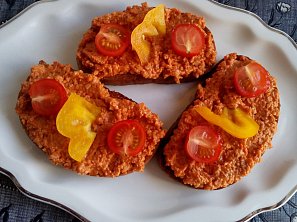 Tousty se špekáčkovým tataráčkem