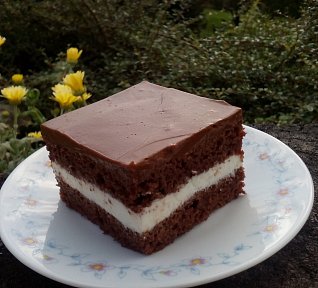 Čokoládové řezy se zakysanou smetanou