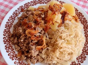 Jitrnice se zelím, bramborem a cibulkou