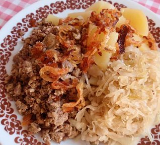 Jitrnice se zelím, bramborem a cibulkou