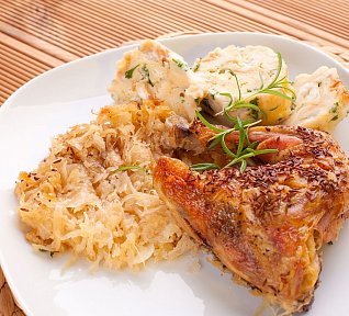 Kuře na zelí a chlupatý knedlík