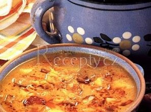 Zelná polévka s klobásou