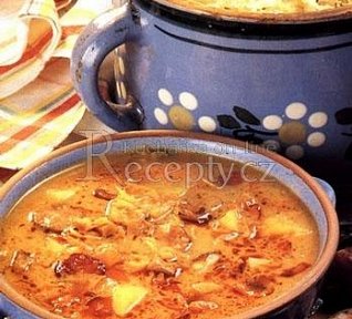 Zelná polévka s klobásou