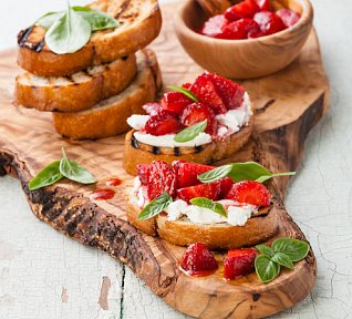 Grilované jahody s krémem z kozího sýra
