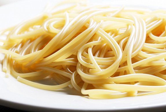 Špagety s pestem z červené řepy a kešu