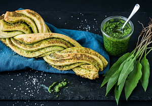 Chlebový cop s medvědím česnekem