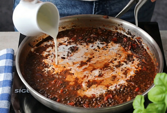 Krémová černá čočka