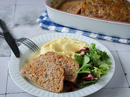 Krůtí sekaná se sýrem, mrkví a cuketou