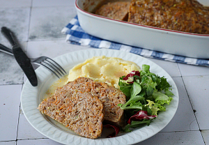 Krůtí sekaná se sýrem, mrkví a cuketou