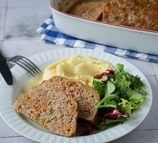 Krůtí sekaná se sýrem, mrkví a cuketou