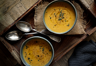 Polévka z pečené mrkve a červené čočky