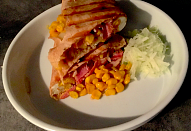 Snídaňová tortilla s volským okem, slaninou a kukuřicí